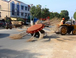 3a5bbf8200000578-3933928-it-cleans-road-of-20-kilometres-12-4-miles-every-day-a-5-1479127882665_1479145895-9864705