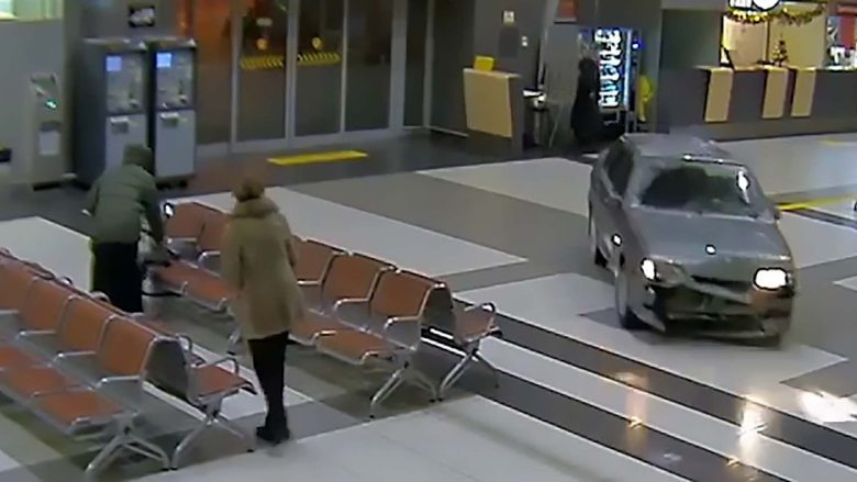 Hyri me veturë në aeroport duke ikur nga Policia, shkaktoi mbi 100 mijë euro dëme (VIDEO)