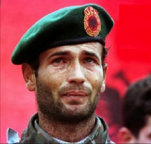 VIDEO BOMBË: Ministri i BDI tallet me babain e dëshmorit