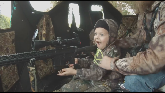 Shikoni reagimin e 7-vjeçares kur godet në shenjë me snajper (VIDEO)