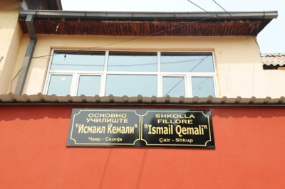 Emrat në shqip të shkollave në Çair mund të mos zyrtarizohen asnjëherë