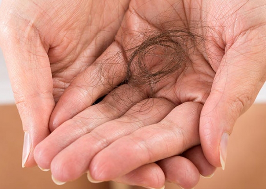 Ju bien flokët, parandaloni rënien me këto ushqime