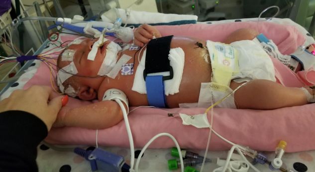 I vdiq foshnja nga një puthje e thjeshtë, nëna paralajmëron të gjithë prindërit