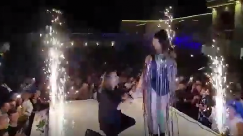 Gena ulet në dy gjunjë dhe i “propozon martesë” Genta Ismajlit (VIDEO)