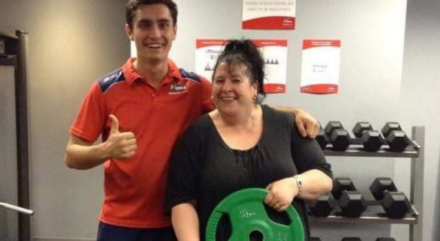 Kjo grua humbi gjysmën e peshës duke ngrënë gjashtë herë në ditë (VIDEO)