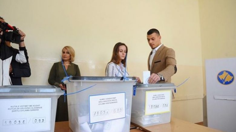 Voton për herë të parë edhe djali i Presidentit Thaçi, Endriti! Publikon foto nga momenti i votimit (FOTO)