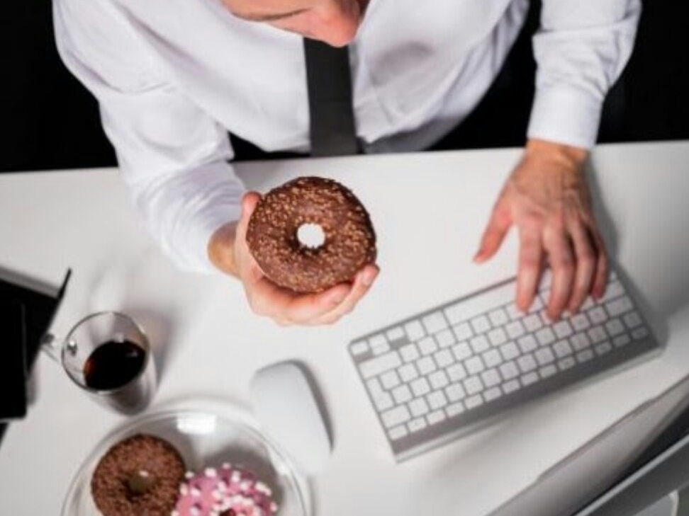 Këto janë arsyet pse shtoni peshë në punë