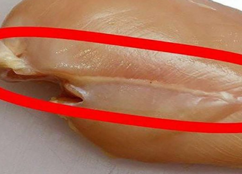 Nëse shikoni këtë vizë të bardhë tek mishi i pulës, mendohuni dy herë para se ta hani, ja pse