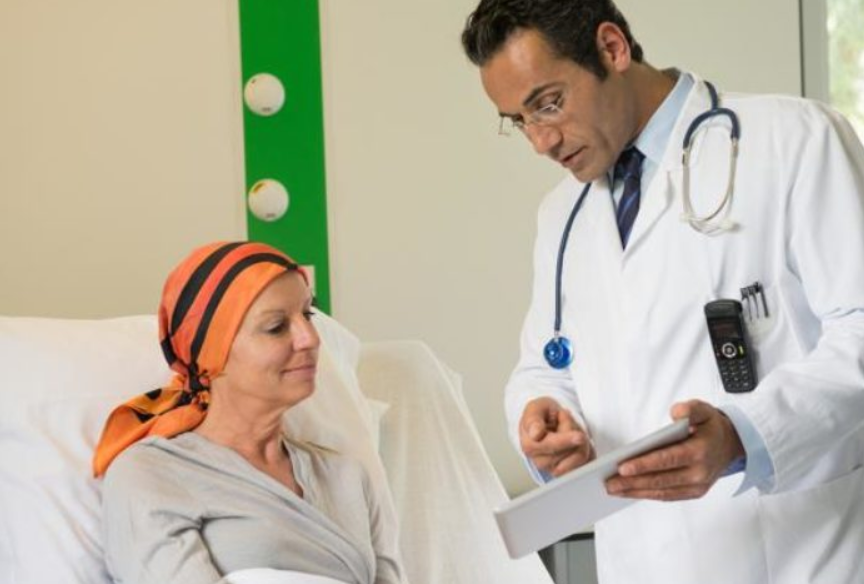 10 gjëra që nuk duhet t’u thuhen të sëmurëve me kancer