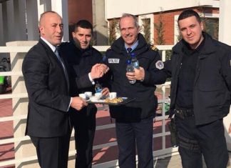 Ramush Haradinaj në festën e Pavarësisë i shërben me kafe policët e Kosovës