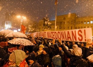 Protestuesit në Shkup dogjën flamujt e Shqipërisë e Greqisë