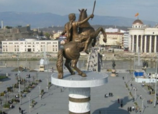 Filloi heqja e përmendoreve nga projekti “Shkupi 2014” (FOTO)