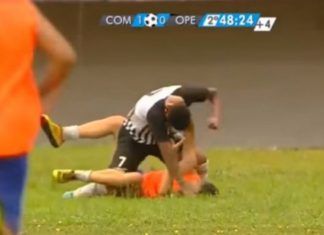 Futbollisti rreh djalin që mbledh topat pasi ai po festonte golin