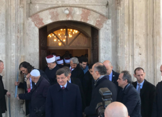 Ish kryeministri i Turqisë Davutoglu, fal namazin e xhumasë në Prishtinë