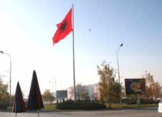 Kaos për zhvendosjen e flamurit kombëtar. Pakënaqësitë do të shoqërohen me protesta