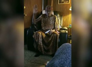 E mashtrojnë se ka fituar lotari, gjyshja ‘çmendet’ nga gëzimi (VIDEO)