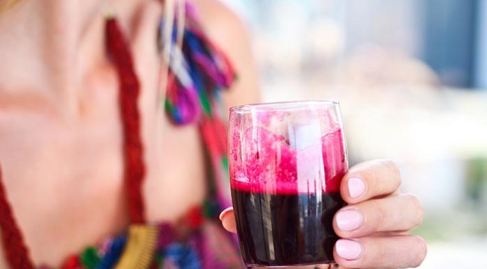 holding-glass-of-a-beetroot-juice