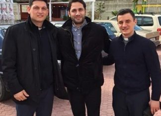 Një prift e takon rastësisht Elvis Naçin dhe e ndalon atë, ja si shprehet ai