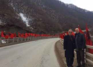 Asnjë flamur shtetëror në qytetin që u stolis për 10-vjetorin e Pavarësisë