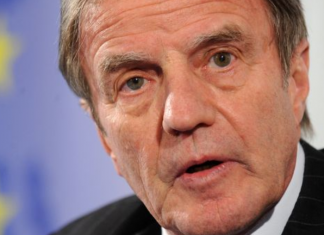 Kouchner kritikon kosovarët: Asnjë evropiani nuk iu dha fjala në seancën e 10 vjetorit të Pavarësisë