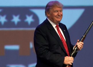 Trump kërkon armatimin e mësuesve amerikan
