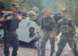 Pamje nga momenti i thyerjes së kufirit në Koshare, 19 vite më parë (VIDEO)