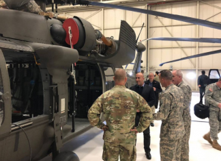 Haradinaj pritet dhe nderohet në SHBA nga njësiti i helikopterëve luftarakë “Black Hawk” (VIDEO)