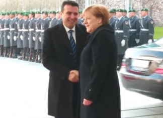 Merkel e pret me ceremoni shtetërore kryeministrin Zoran Zaev (VIDEO)