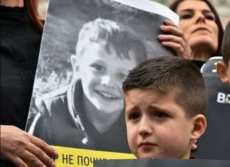 Vëllau i Almirit nuk i mban lotët në protestën para qeverisë (FOTO)