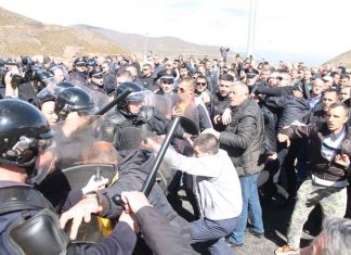 Përplasje mes policisë dhe protestueseve për taksën e rrugës së Kombit