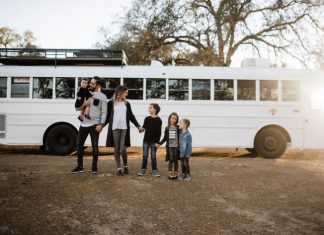 Hoqën dorë nga jeta luksoze, çifti zgjedh të jetojë në autobus (FOTO)