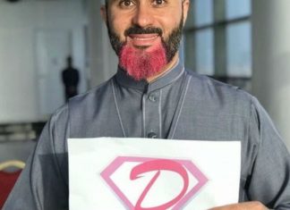 E lyen mjekrën me ngjyrë rozë për të përkrahur gruan e tij në luftën me kancerin (VIDEO)