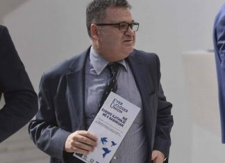 Ambasadori i Francës trondit me deklaratat kundër ligjit për gjuhët