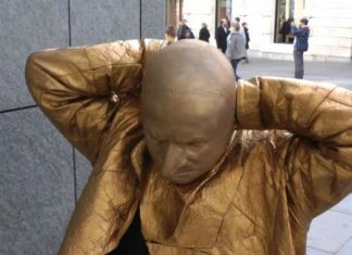 Të qëndrosh si statujë çdo ditë për të fituar bukën e gojës (VIDEO)