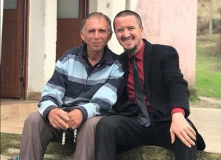 Fundi i lumtur, donin t’i merrnin dy vajzat, Imami shqiptar e ndihmon me rrogë mujore