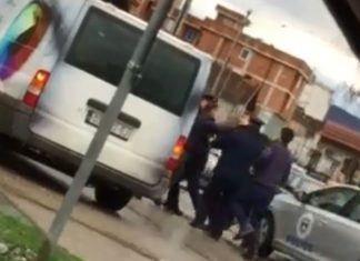 Dy policë rinë e vëzhgojnë teksa një qytetar grushton kolegun e tyre (VIDEO)