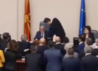 Gruevski tenton të godasë kryetarin e Kuvendit Talat Xhaferri (VIDEO)