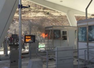 “Deri në vdekje”, protestuesit i vënë zjarrin kabinave të sportelit në rrugën e Kombit