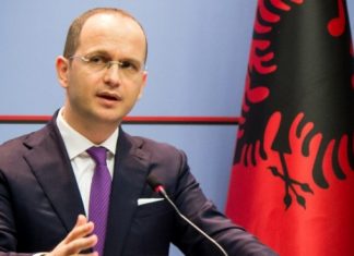 Në krah të Valdrin Pjetrit në Shkodër, Bushati bën pa dashur ‘gafën’ me sloganin e PD