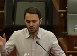 Kadri Veseli i ndal fjalimin Frashër Krasniqit: Nuk ke me fol sot, mos na shit patriotizëm (VIDEO))