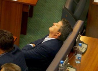 Deputetët që ja kërcitën gjumit në seancë (FOTO)