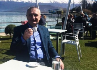 E vutë re këtë detaj tek fotoja e Metës nga Pogradeci? (FOTO)