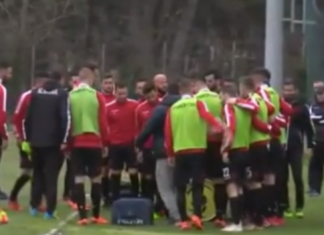 Përlotin futbollistët e kombëtares me gjestin prekës në stërvitje