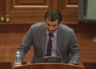 Labi hyn live: Po bëhet dasëm në Kuvend me gaz (VIDEO)
