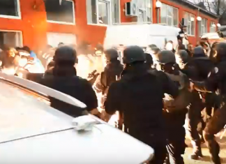 Momenti kur gjuhen shok-bombat dhe ballafaqimi i policisë me disa serbë në Veri (VIDEO)