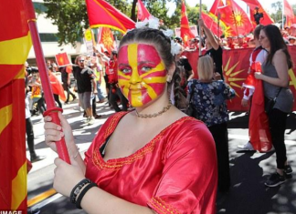 “Emri i Maqedonisë nuk është në shitje”, mijëra maqedonas protestojnë në Australi (FOTO)