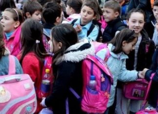 Nesër nxënësit u kthehen bankave shkollore