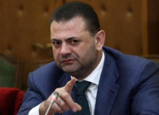 Tom Doshi hap thesin dhe ofron 10 mijë euro