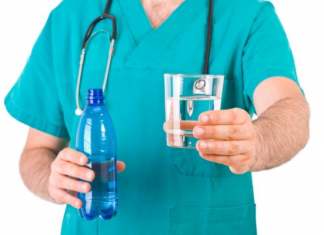 Doktorët ngrenë zërin: Gabim trashanik, nëse pini ujë në këto raste