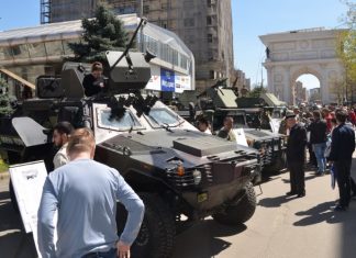 Maqedonia prezanton forcën luftarake në sheshin e Shkupit (VIDEO)